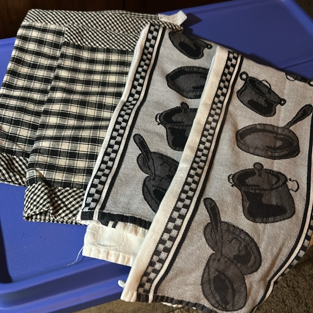 Set of black/white‎ 2 hand towels/ 2 placemats